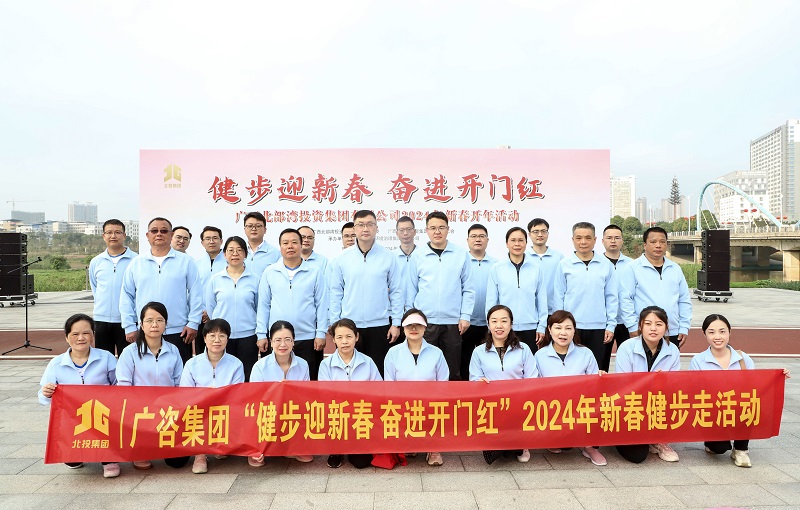 高昂姿势健步走，龘龘向前启新程